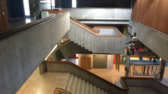 Ein Denkmal muss nicht hunderte Jahre als sein: Auch die Realschule Lemgo, erbaut von 1966 bis 1971, ist seit 2020 auf der Liste der Baudenkmäler. - © Archivfoto: Till Brand