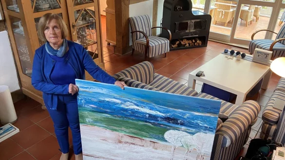 K&uuml;nstlerin Christa Hansmann mit einigen ihrer Werken. - &copy; Bildrechte: Chrsta Hansmann