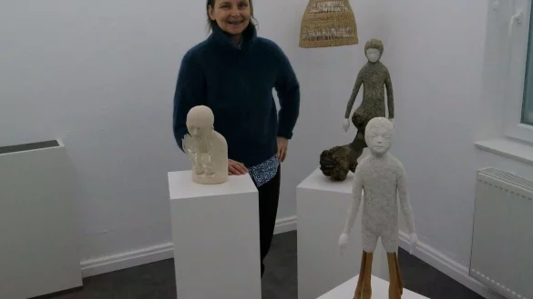 Ausstellung "flüstern". Die Düsseldorfer Künstlerin Nele Waldert steht inmitten ihrer Skulptuen, die Mensch und Natur verbinden. - © Thomas Krügler