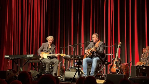 Der Hamburger Gitarrist und Produzent Uli Kringler (von links) spielt zusammen mit dem Detmolder Liedermacher Volkwin M&uuml;ller ein Duett auf der B&uuml;hne der Alten Meierei in Blomberg beim Songfestival. - &copy; Jan Schillmann