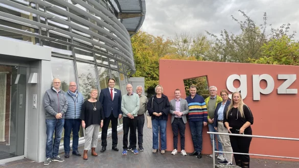 Sozialausschussvorsitzende Marianne Rautenberg (3.von links) traf mit dem Arbeitskreis Soziales der SPD-Kreistagsfraktion GPZ-Chefarzt Dr. Ralf Marquard (4. von links) und Geschäftsführer Karl-Eitel John (6. von links). - © SPD Lippe