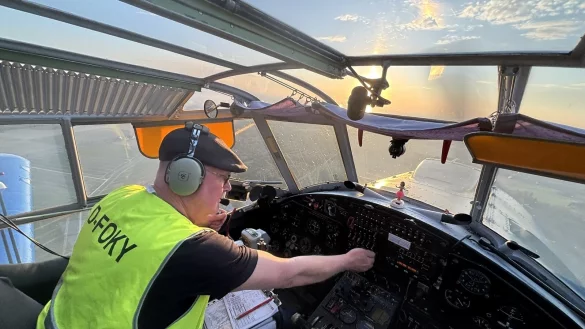 Dem Himmel ganz nah ist Stephan Ester aus F&uuml;rstenberg am Steuer seiner Antonov AN-2 aus dem Jahr 1968. - &copy; Jens Reddeker