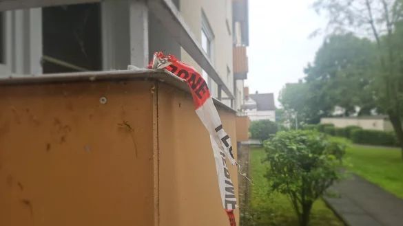 Ein letztes Stück Flatterband erinnert an den Tatort im Iltisweg. - © Janet König