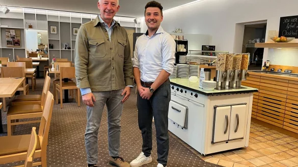 Dirk Detering (l.) hat mit Marcel Becker einen Nachfolger f&uuml;r sein Hotel in der Bielefelder Innenstadt gefunden. - &copy; Mareike K&ouml;stermeyer