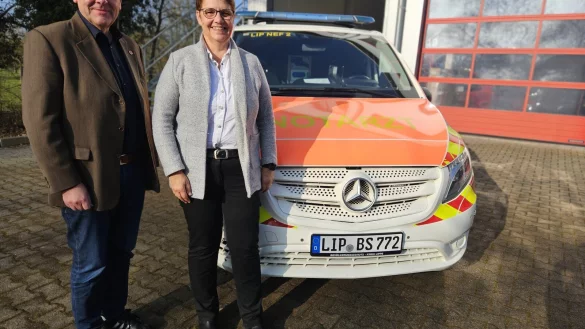 Verwaltungsvorständin Sabine Beine und Meinolf Haase, Fachbereichsleiter für Bevölkerungsschutz, sind froh, dass der Kreis Lippe den Einsatz von Notärztinnen und -ärzten künftig selbst managt. Haase selbst wird Geschäftsführer der neuen gGmbh. - © Janet König