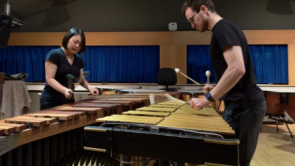 Miyaka Yotsumoto und Thomas Fritzler musizieren in Bergkirchen. - © Bildrechte: Kirchengemeinde Bergkirchen