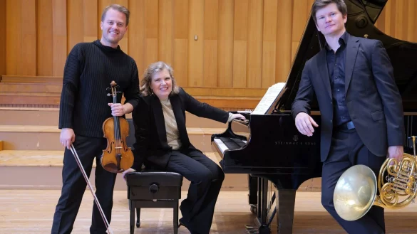 Kammermusik der Spätromantik auf höchstem Niveau. In großer Spielfreude brillieren Tobias Feldmann, Silke Avenhaus und Carsten Duffin (von links). - © Thomas Krügler