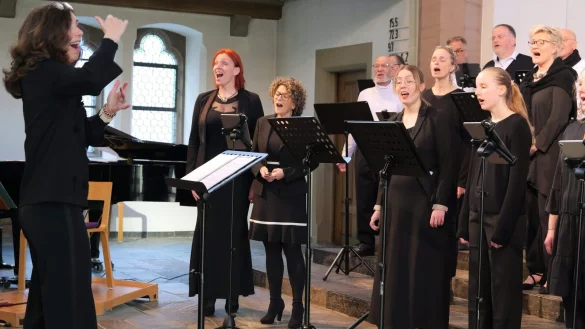 Der Meisterchor "nota bene"begeistert mit einem facettenreichen Programm unter Leitung von Ute Sabel (links). - © Thomas Krügler