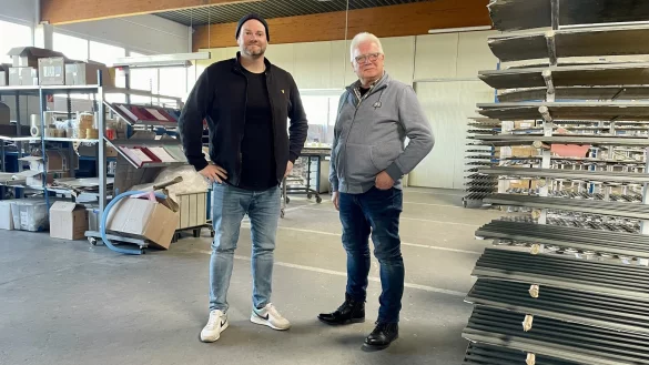 Jan-Christoph Menke (l.) ist der neue Inhaber der Industrielackiererei in Hiddenhausen von Christian Scholz. - &copy; Mareike K&ouml;stermeyer