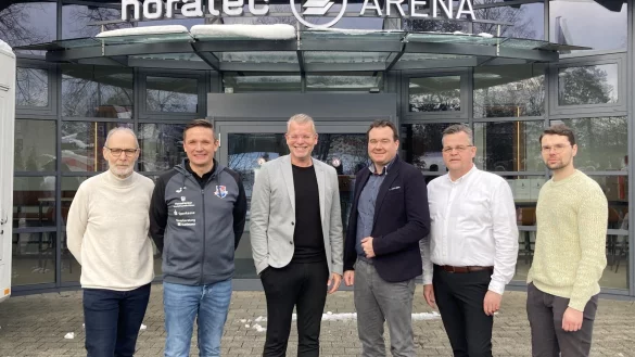 Die Umbauten in der Horatec-Arena stellen (von links) Wolfgang Huppke, Andreas Blüsse, Wolfgang Thorwesten, Patrick Herrmann, Carsten Kuhlmann und Roman Marks vor. - © Cordula Gröne