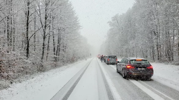 Der Verkehr auf dem Rieper Berg zwischen Lemgo und D&ouml;rentrup stockte am Nachmittag. - &copy; Vasco Stemmer