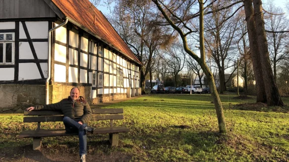 Ortsausschussvorsitzender Hans-Joachim Lücking sitzt in dem schönen, großen Garten am "Haus" in Holzhausen. Hier wird bald eifrig gearbeitet. - © Thomas Reineke