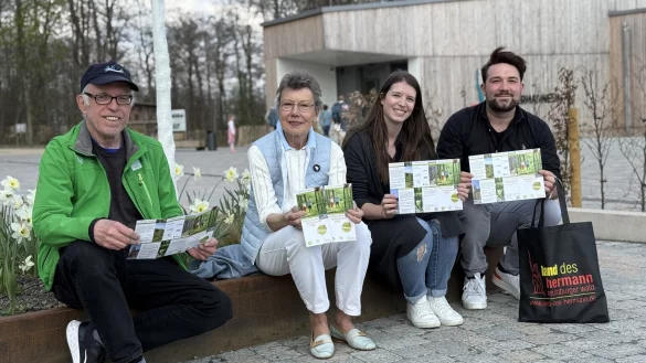 Otmar Lüke (Naturparkführer, von links), Brigitte Scheuer (HVV Bad Salzuflen), Lisa Massong (Gemeinde Augustdorf) und Lucas Noke (LTM) stellen das Programm vor. - © Lippe Tourismus und Marketing