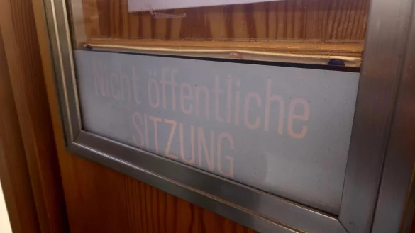 Ein Lemgoer (43) muss sich wegen mehrerer sexueller Übergriffe verantworten. Weil ein Tatvorwurf schon lange her ist, bleiben die Türen für die Öffentlichkeit verschlossen. - © Janet König