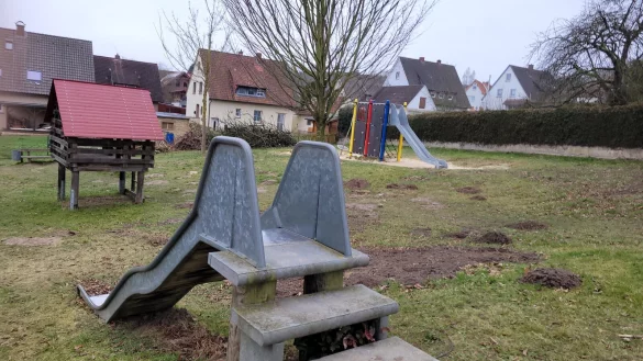 Der Spielplatz im Falkenweg ist in die Jahre gekommen. - © Vasco Stemmer
