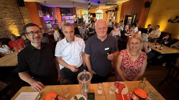 Lars Niermann (Radio Lippe, von links), Dirk Tolkemitt, Thomas Reineke und Kim Neef im voll besetzten "Lebenslang". - © Sven Kienscherf
