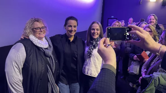 Désirée Nosbusch (Mitte) nimmt sich viel Zeit für ihre Fans und steht am Ende der Sondervorstellung geduldig für Fotos zur Verfügung. - © Sandra Castrup