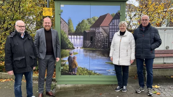 Künstler Harald Hoffmann, Stadtwerke-Geschäftsführer Volker Stammer sowie die Vereinsmitglieder Monika Kramer und Rainer Laag präsentieren das Motiv „Heerser Mühle“ auf einer Gas-Station. - © Stadtwerke Bad Salzuflen