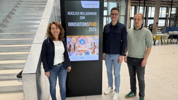 Das Team „Innovation und Technologietransfer“ freut sich auf den Innovationspfad: Hacer Ritzler-Engels (Beraterin für Innovation & Technologie – BIT), Yannic Stangier (Abteilungsleiter) und Tobias Böke (Projektmitarbeiter Transfer- und
Netzwerkmanagement, von links). - © Kreishandwerkerschaft Paderborn-Lippe