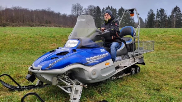 Das Schneemobil ist zur Zeit das größte Sorgenkind der Wintersportfreunde und des Vereinsvorsitzenden Thomas Kuhlmann. - © Vasco Stemmer