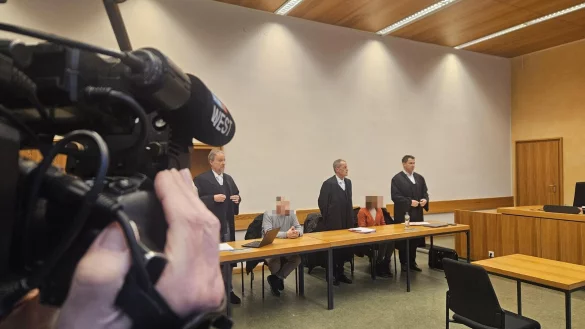 Rechtsanwalt Christian Thüner (von links) aus Herford/Detmold vertritt den wegen Beihilfe angeklagten Ehemann. Im Zentrum des Verfahrens steht aber dessen Frau (52) - vertreten durch die Verteidger Helmut Wöhler aus Bad Salzuflen und Torsten Gieseke aus Bielefeld. - © Janet König