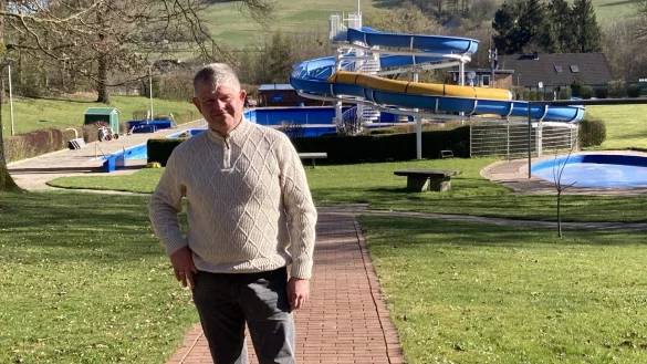 Dirk Hennemann kümmert sich seit 30 Jahren um die Technik des Bad Meinberger Freibades.Inzwischen wohnt er auch auf dem Gelände. - © Cordula Gröne