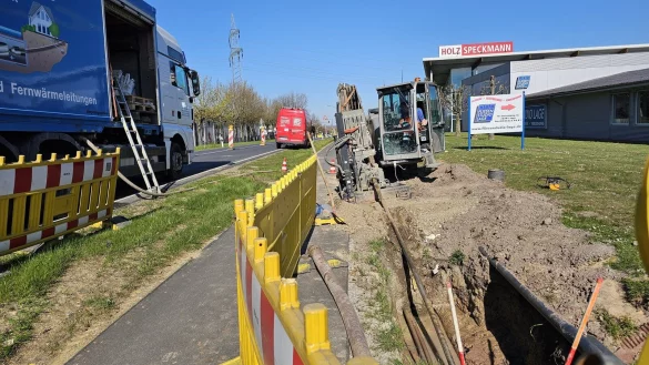 Der Radweg an der B 239 ist frei, aber der große Lkw steht auf der gesperrten Fahrbahn der Bundesstraße. Meter für Meter wird horizontal gebohrt, um die Leerrohre durchziehen zu können. Eines der drei wird für Glasfaser genutzt. - © Astrid Sewing