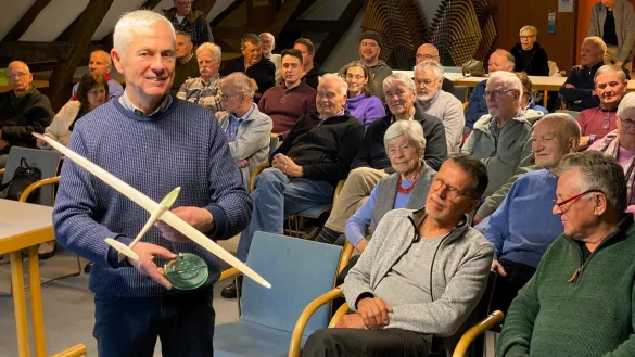 Uwe Molck spricht in einem gutbesuchten Vortrag des Oerlinghauser Heimatvereins im Bürgerhaus über die Anfänge des Segelfliegens in der Bergstadt. Foto: Horst Biere - © Horst Biere