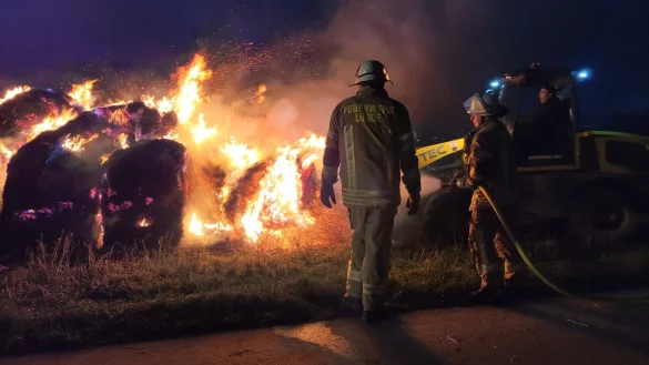 Auf einem Feld zwischen Lügde und Bad Pymont haben Strohballen gebrannt. - © Marco Gröne