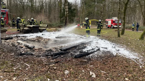 Die Birkenhütte wurde durch den Brand vollständig zerstört. - © Freiwillige Feuerwehr Schieder-Schwalenberg