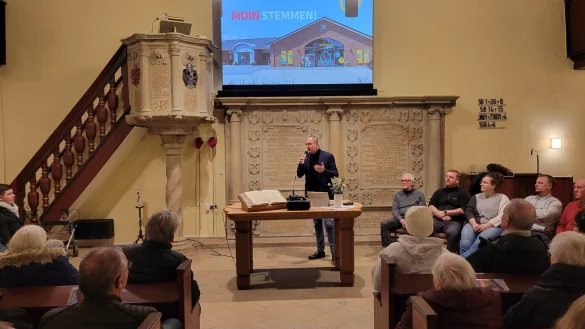 "Moin Stemmen": Geschäftsführer Thorsten Bausch stellte das Konzept von "Tante Enso" in der Schlosskirche Varenholz vor. - © Vasco Stemmer