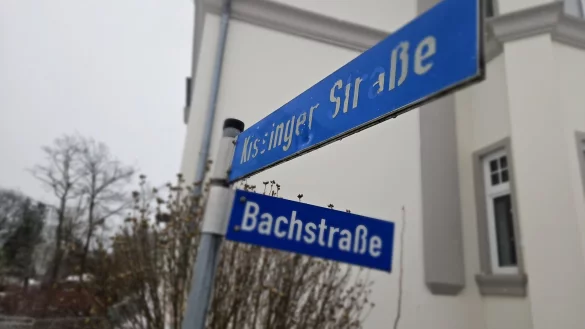 Der Tatort an der Ecke Kissinger Straße/ Bachstraße ist Anfang Januar am Sonntag nach dem tödlichen Vorfall mit Schnee bedeckt. - © Janet König