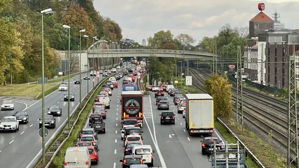 Auf dem Weg in die Bielefelder Innenstadt staut es sich zu Pendlerzeiten oft. - © Peter Unger