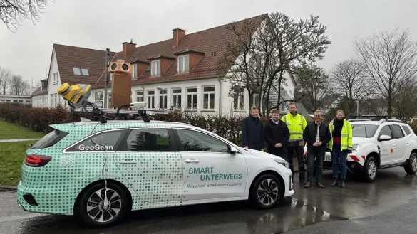 Digitalisierte Stra&szlig;enzustandserfassung: Daniel Ehling, Felix Tewes (beide Westfalen Weser), Frank Noltemeier,
B&uuml;rgermeister Borris Ortmeier, Carina Brakhage (alle Stadt Barntrup, von links). - &copy; Stadt Barntrup