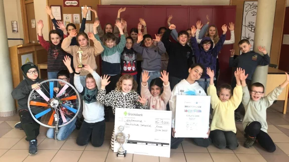 Die Seepferdchen-Klasse der Bachschule Detmold freut sich &uuml;ber den ersten Platz beim landesweiten Wettbewerb LogistiKids. - &copy; IHK Lippe
