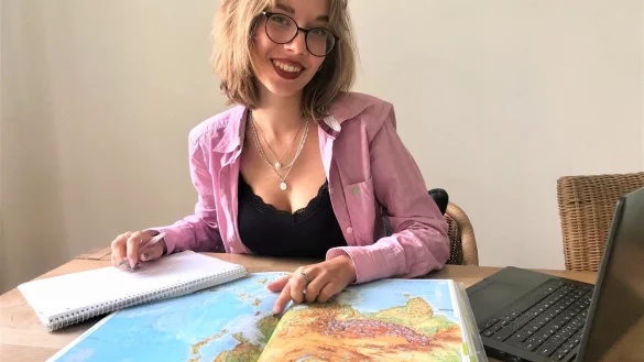 Hochschulreif, aber nicht mündig: Die frisch 18-jährige Greta Kotzian hat im vergangenen Jahr immer wieder erlebt, wie wenig ihr das Abi mit 17 nützt, vor allem bei ihren China-Plänen. - © Anneke Quasdorf