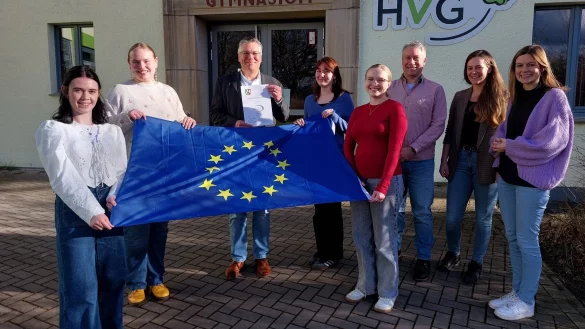 Joana Ottolien (von links), Isabelle Bendel, Schulleiter Michael Hanke, Sophia Wolf, Anna Kelgorn sowie die Lehrer Heiko Witkop, Kerstin Nolte-Günnewich und Anna-Lena Christophery freuen sich über die Rezertifizierung als Europaschule. - © Michaela Weiße