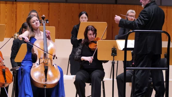 Beeindruckender Dialog. Die preisgekr&ouml;nte Cellistin Irena Josifoska brilliert als Solistin mit dem Detmolder Kammerorchester unter Leitung von Daniel Stabrawa mit dem Cellokonzert Nr. 2 D-Dur von Joseph Haydn im Konzerthaus. - &copy; Thomas Kr&uuml;gler