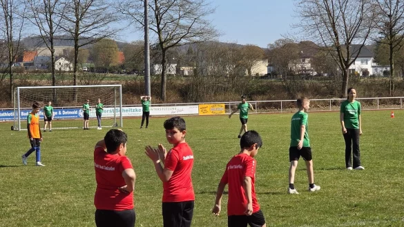 Die Viertklässler der Schötmaraner Grundschule am Kirchplatz beim Fußballturnier unter dem Motto „1:0 für die Menschenwürde“. Das fand im Rahmen der internationalen Wochen gegen den Rassismus statt. - © Stadt Bad Salzuflen