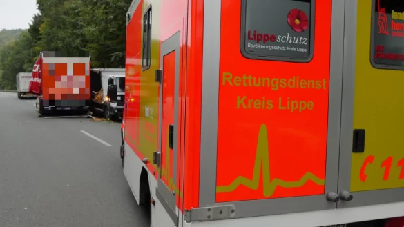 Ein Rettungswagen des Kreises Lippe ist bei einem Unfall im Einsatz. - © Symbolfoto: Jost Wolf