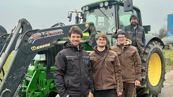 Pascal (v. l.), Marcel und Mirco Kölling sind die Nachfolger ihres Vaters Andre Kölling. Sie sehen ihre Zukunft in der Landwirtschaft. - © Mareike Köstermeyer