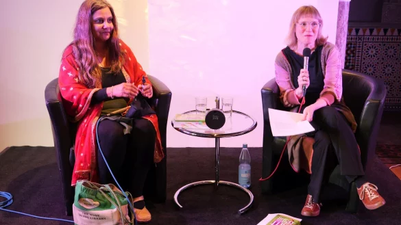 Lesung mit Autorin Mithu Sanyal im Haus Münsterberg: Marlen Dettmer (rechts) befragt die Autorin zu ihrem Roman "Antichristie". - © Thomas Krügler