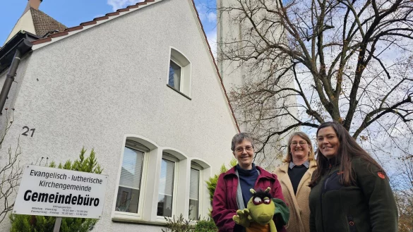 Pfarrerin Renate Kersten hat gute Erfahrungen mit der Handpuppe "Bernhard" gemacht, wenn es darum geht, Interesse zu wecken und miteinander ins Gespr&auml;ch zu kommen. Gemeinsam mit Susanne Schmalenberg (Mitte) und Sabrina Landenberger wirbt sie beim Weihnachtsmarkt daf&uuml;r, Bed&uuml;rftigen zu helfen. - &copy; Astrid Sewing