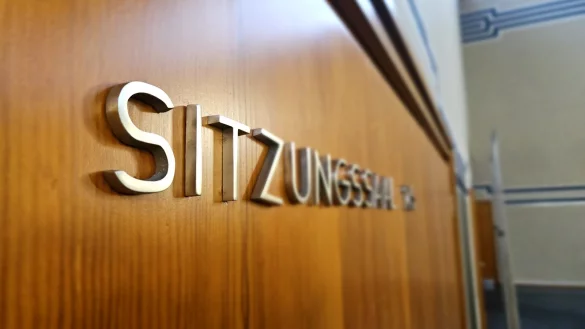 Am neunten Prozesstag im Fall um eine Detmolder Rechtsanwältin un ihre ehemalige Kanzlei-Mitarbeiterin hat die Kammer ein übersichtliches Beweisprogramm im Gepäck. Das macht die Sitzung nicht weniger aufschlussreich. - © Janet König