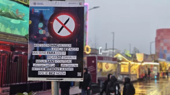 Der Slogan "Besser ohne Messer" ist f&uuml;r die Plakate zur Kampagne auf Arabisch, Persisch, T&uuml;rkisch, Rum&auml;nisch, Serbisch, Polnisch, Englisch und Franz&ouml;sisch &uuml;bersetzt worden. - &copy; Janet K&ouml;nig