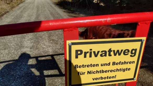 Ein aufmerksamer LZ-Leser hat es fotografiert: Derzeit sieht es so aus, als dürften weder Fußgänger noch Autofahrer den Weg zu Bienenschmidt nutzen. Aber das stimmt nicht. - © Foto: Bernd Schlimper