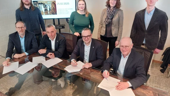Neuer Notfallverbund Lippe - Herford gegr&uuml;ndet: (sitzend von links) Bernd Poggem&ouml;ller (B&uuml;rgermeister Stadt L&ouml;hne), Dirk Tolkemitt (B&uuml;rgermeister Stadt Bad Salzuflen), Markus Baier (B&uuml;rgermeister Stadt Lemgo) und Frank Rayczik (zweiter Beigeordneter Stadt Lage; in Vertretung von B&uuml;rgermeister Matthias Kalkreuter) gemeinsam mit den Stadtarchivaren (stehend von links) Mathis Nolte (L&ouml;hne), Sonja Beinlich (Bad Salzuflen), Julia Pl&ouml;tzgen (Lemgo) sowie Lars Sonnenberg (Lage). - &copy; Stadt Bad Salzuflen