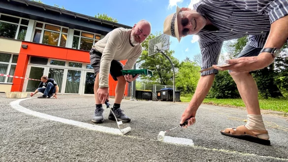 Bernd Henrichsmeier (v. l.), Marc Burauen und Roland Lasche griffen selbst zu Pinsel und Farbrolle und sparten der Stadt damit rund 2600 Euro Steuergeld. - © Eike J. Horstmann