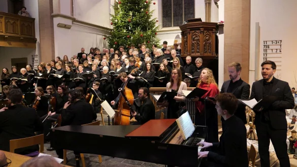 Klangpracht unterm Weihnachtsbaum: Drei Kantaten des Weihnachtsoratoriums füllen den Kirchraum mit schönsten Klängen. MIt den Solisten Sarah Proske, Sara-Florentine Milcent, Clemens Liese und Andreas Elias Post. (von links). - © Thomas Krügler