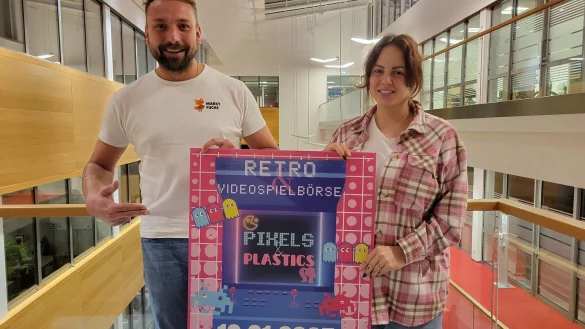 Jens und Kristin Krebes veranstalten die erste Retro- und Videospielbörse in Lemgo. - © Vasco Stemmer